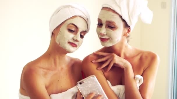 Wanita cantik memiliki perawatan wajah di spa. — Stok Video