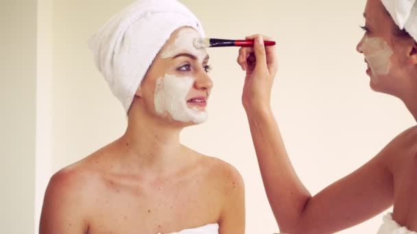 Hermosa mujer teniendo un tratamiento facial en el spa. — Vídeos de Stock