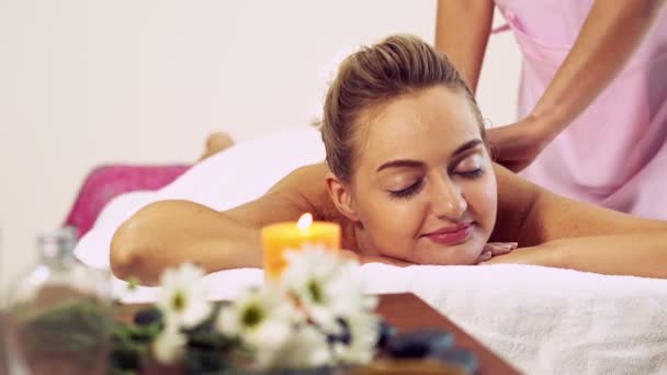 Vrouw krijgt terug massage spa door massage therapeut. — Stockvideo