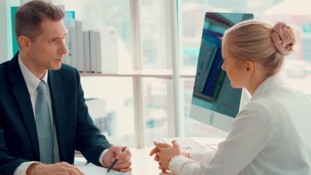 Pesquisador de emprego em entrevista de emprego reunião com gerente — Vídeo de Stock