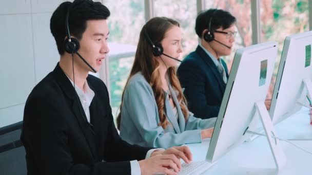 Gente de negocios con auriculares trabajando en la oficina — Vídeos de Stock