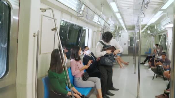 Vrouw stopt man uit zitten naast haar op de trein voor sociale afstand . — Stockvideo