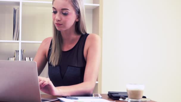 Білявка бізнес жінка працює в сучасному офісі . — стокове відео