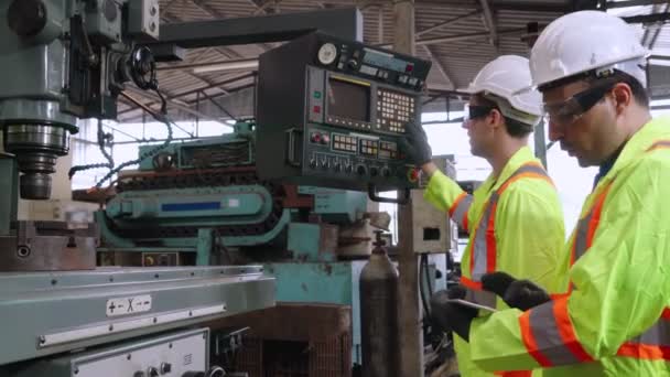 Группа работников завода с использованием станкового оборудования в цехе завода — стоковое видео
