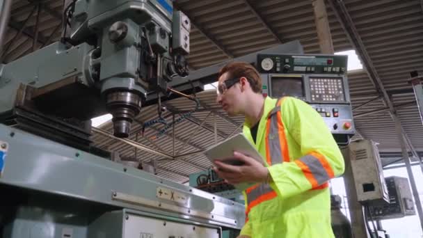 Factory worker warn coworker about safety and give hardhat to him — Stock Video