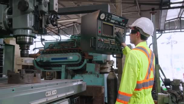 Умный рабочий завода с использованием машины в цехе завода — стоковое видео