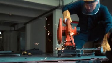 Profesyonel tamirci çelik metali kesiyor..