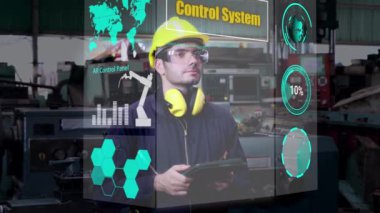 Fabrika işçisi, üretimi kontrol etmek için geleceğin holografik ekran cihazını kullanıyor
