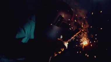 Yay kaynak makinesiyle çalışan metal kaynakçı