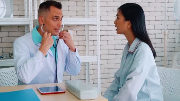 Médico en uniforme profesional examinando al paciente en el hospital — Vídeo de stock