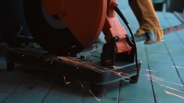 Meccanico professionista sta tagliando il metallo d'acciaio. — Video Stock