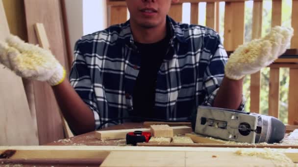 Carpinteiro trabalhando em artesanato de madeira na oficina — Vídeo de Stock