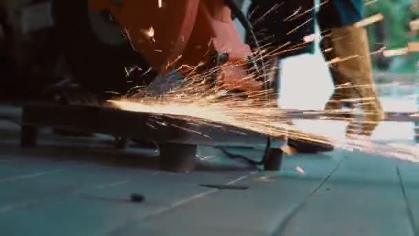 Επαγγελματίας μηχανικός κοπής χάλυβα μέταλλο. — Αρχείο Βίντεο