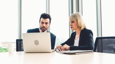 İki iş adamı ofiste proje stratejisi hakkında konuşuyor