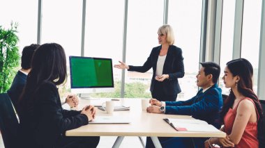 Konferans odasında yeşil ekranlı iş adamları