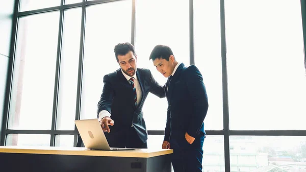 Two business people talk project strategy at office — Stock Photo, Image