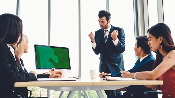 Affärsmän i konferensrummet med grön skärm — Stockfoto