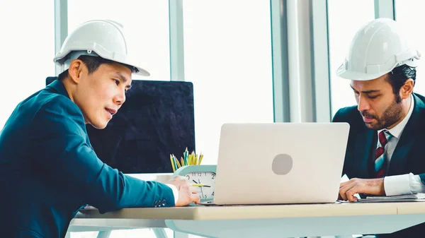 Ingenieur und Architekt treffen sich am Bürotisch — Stockfoto