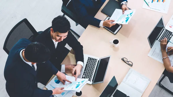 Affärsmän grupp möte skjuten från toppen vy — Stockfoto