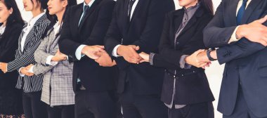 Başarılı iş adamları bir arada duruyorlar.