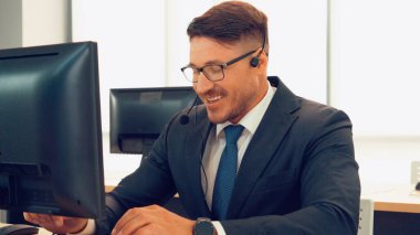 Ofiste çalışan kulaklık takan iş adamları.