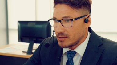 Ofiste çalışan kulaklık takan iş adamları.