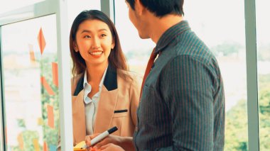 İş adamları proje planlama kurulunda çalışıyor