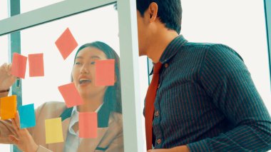 İş adamları proje planlama kurulunda çalışıyor