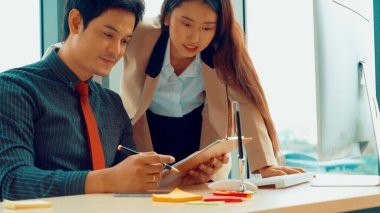 İki iş adamı ofiste proje stratejisi hakkında konuşuyor