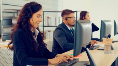 Ofiste çalışan kulaklık takan iş adamları.