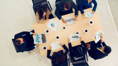 İş adamları grup toplantısı yukarıdan çekiliyor