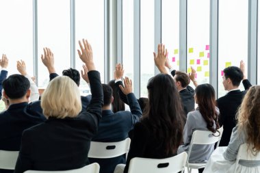 Bir grup iş adamı seminer konferansında toplanıyor.