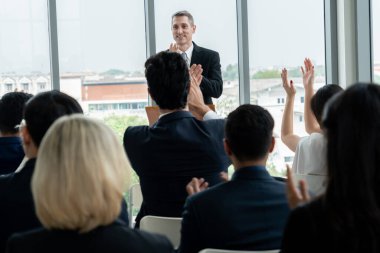 Bir grup iş adamı seminer konferansında toplanıyor.