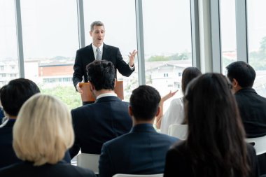 Bir grup iş adamı seminer konferansında toplanıyor.