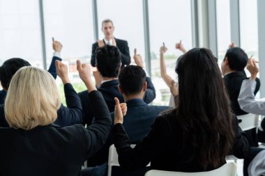 Bir grup iş adamı seminer konferansında toplanıyor.