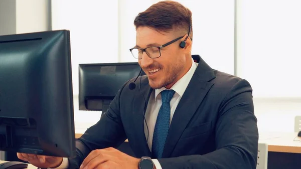 Des hommes d'affaires portant un casque qui travaillent au bureau — Photo