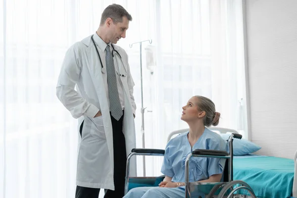 Orvos egyenruhában vizsgálja a beteget a kórházban. — Stock Fotó