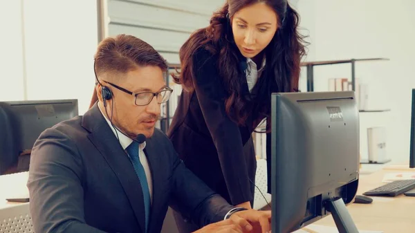 Gente de negocios con auriculares trabajando en la oficina —  Fotos de Stock