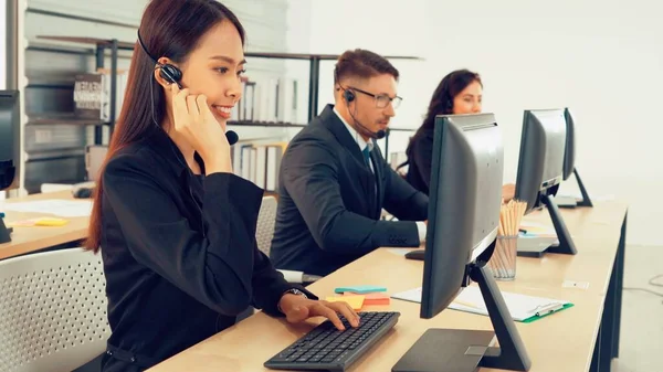 Gente de negocios con auriculares trabajando en la oficina —  Fotos de Stock