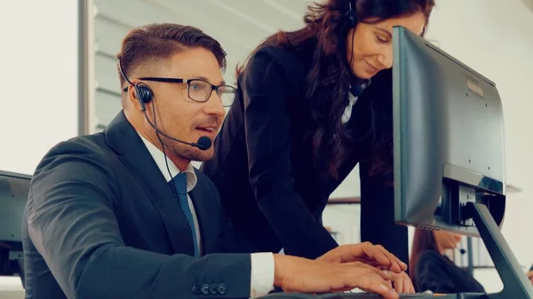 Des hommes d'affaires portant un casque qui travaillent au bureau — Photo