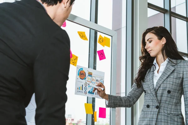 Gli uomini d'affari lavorano al comitato per la pianificazione dei progetti — Foto Stock