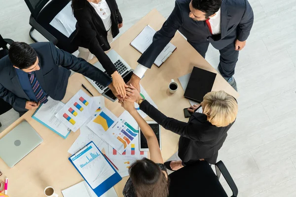 Pessoas de negócios felizes celebram o sucesso do trabalho em equipe — Fotografia de Stock