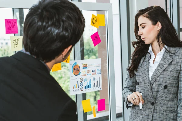 Gli uomini d'affari lavorano al comitato per la pianificazione dei progetti — Foto Stock