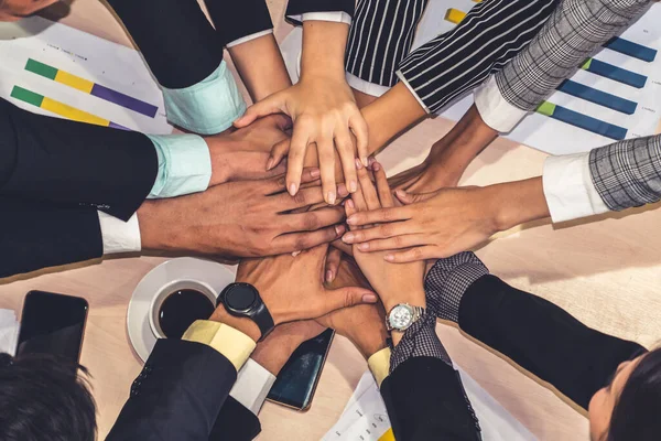 Pessoas de negócios felizes celebram o sucesso do trabalho em equipe — Fotografia de Stock