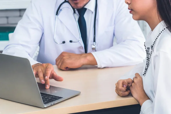 Läkare i professionell uniform undersöker patienten på sjukhus — Stockfoto