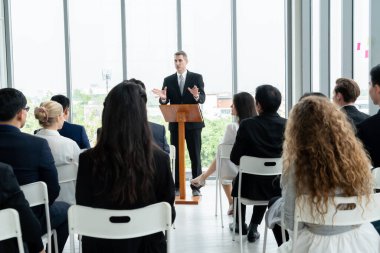 Bir grup iş adamı seminer konferansında toplanıyor.
