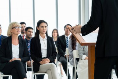 Bir grup iş adamı seminer konferansında toplanıyor.