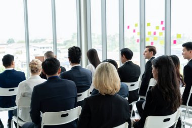 Bir grup iş adamı seminer konferansında toplanıyor.