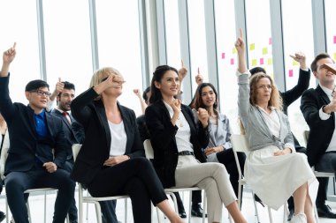 Bir grup iş adamı seminer konferansında toplanıyor.