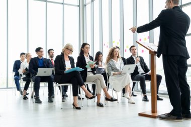 Bir grup iş adamı seminer konferansında toplanıyor.